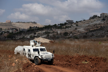 Archivo - Un vehículo de la FINUL realiza labores de patrulla en el sur de Líbano