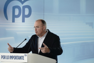 El secretario general del PP, Miguel Tellado, durante la apertura de la 28 Interparlamentaria del PP, en el Palexco, a 10 de enero de 2026, en A Coruña, Galicia (España).