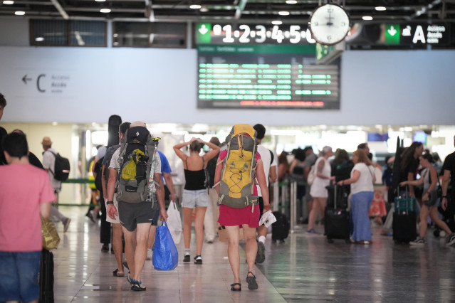 Archivo - Varias personas con maletas, en la estación de Sants, a 8 de agosto de 2025, en Barcelona, Catalunya (España).