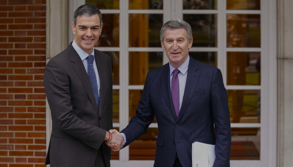 Archivo - El presidente del Gobierno, Pedro Sánchez y el líder del PP, Alberto Núñez Feijóo en una reunión en La Moncloa en 2025.