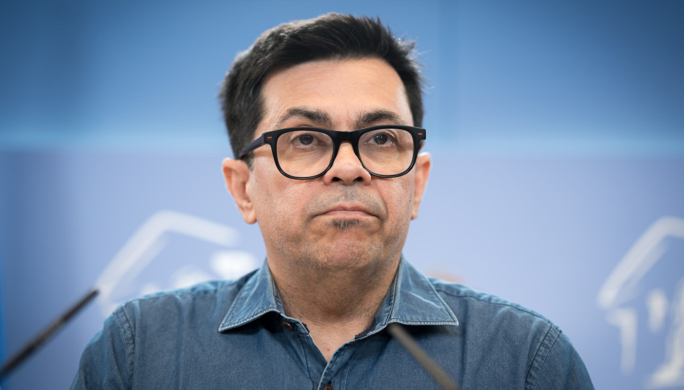 Archivo - El portavoz de los Comuns y secretario primero de la Mesa del Congreso, Gerardo Pisarello, durante una rueda de prensa en el Congreso de los Diputados, a 8 de julio de 2025, en Madrid (Espa�