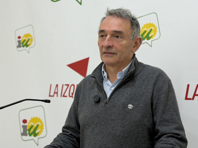 Enrique Santiago en la sede provincial de IU en Córdoba.
