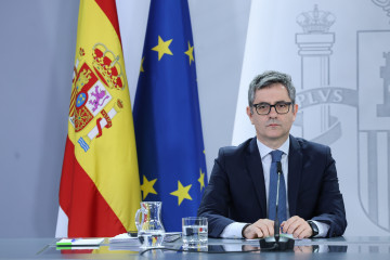 El ministro de la Presidencia, Justicia y Relaciones con las Cortes, Félix Bolaños, durante una rueda de prensa tras el Consejo de Ministros, a 13 de enero de 2026, en Madrid (España). El Consejo d