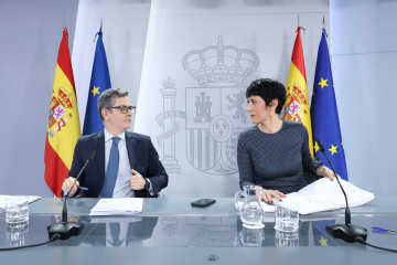 El ministro de la Presidencia, Justicia y Relaciones con las Cortes, Félix Bolaños, y la ministra de Seguridad Social, Inclusión y Migraciones, y Portavoz del Gobierno, Elma Saiz, en una rueda de p