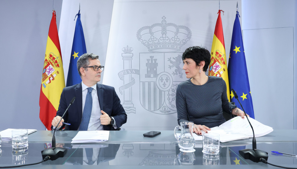 El ministro de la Presidencia, Justicia y Relaciones con las Cortes, Félix Bolaños, y la ministra de Seguridad Social, Inclusión y Migraciones, y Portavoz del Gobierno, Elma Saiz, en una rueda de p