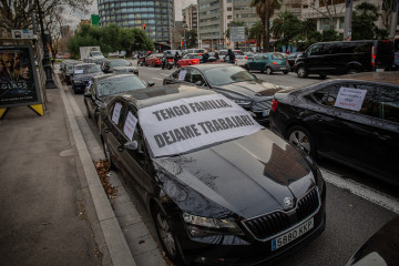 Archivo - Vehículo VTC en la avenida Diagonal