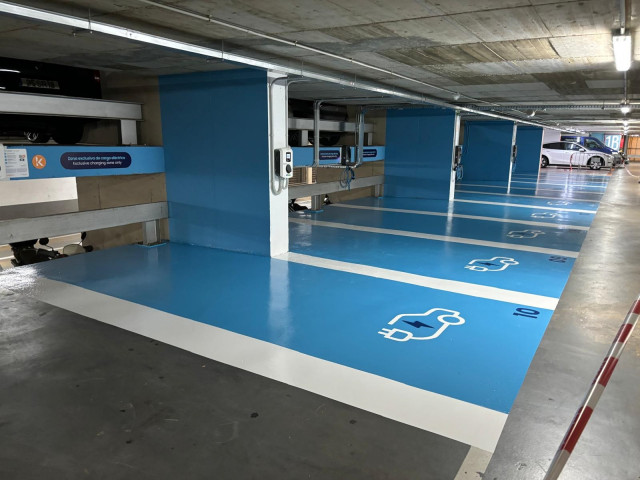 Archivo - Las baterías de vehículos eléctricos se degradan de media al año un 2,3%, según Geotab