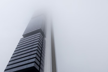 Archivo - La Torre Cepsa cubierta de niebla, a 7 de diciembre de 2022, en Madrid (España). L
