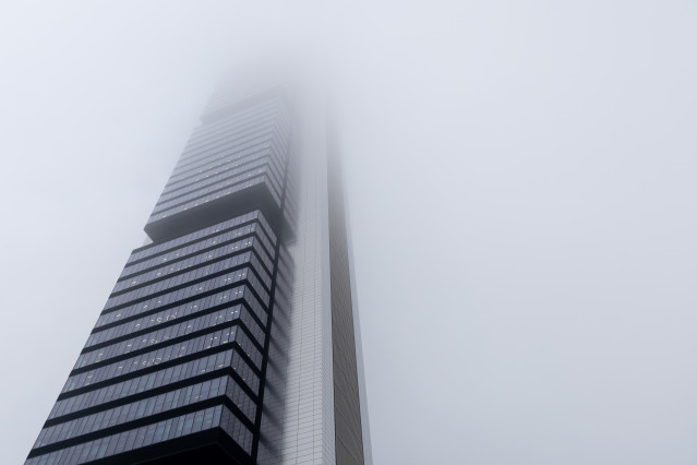 Archivo - La Torre Cepsa cubierta de niebla, a 7 de diciembre de 2022, en Madrid (España). L