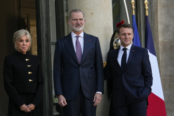 El Rey Felipe VI (c) asiste al almuerzo ofrecido por el presidente de la República Francesa, Emmanuel Macron (d), en el Palacio del Elíseo, a 13 de enero de 2026, en París (Francia).
