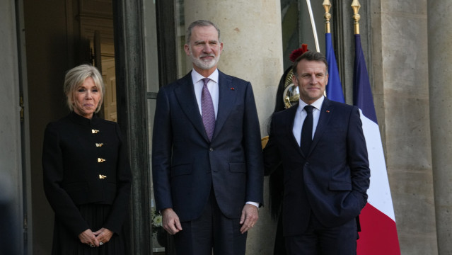 El Rey Felipe VI (c) asiste al almuerzo ofrecido por el presidente de la República Francesa, Emmanuel Macron (d), en el Palacio del Elíseo, a 13 de enero de 2026, en París (Francia).