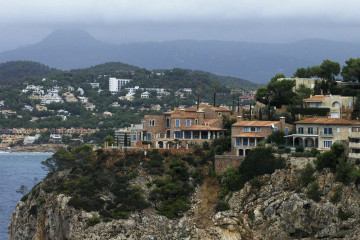 Archivo - Viviendas en la costa.