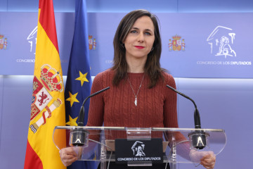 La secretaria general de Podemos, Ione Belarra, durante una rueda de prensa, en el Congreso de los Diputados, a 13 de enero de 2025, en Madrid (España).