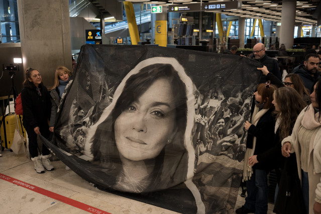 Familiares y amigos esperan la llegada a España de los españoles liberados por el gobierno venezolano, en el aeropuerto de Barajas, a 9 de enero de 2026, en Madrid (España)