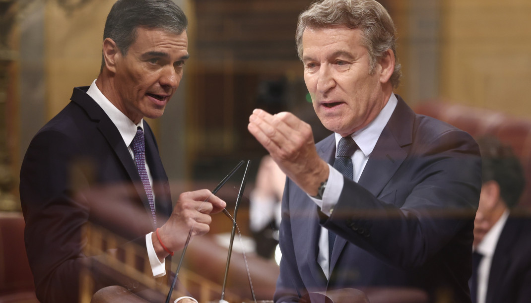 Archivo - El presidente del Gobierno, Pedro Sánchez, y el presidente del Partido Popular, Alberto Núñez Feijóo, durante una sesión de control al Gobierno, en el Congreso de los Diputados, a 12 de