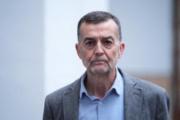 El coordinador federal de IU, Antonio Maíllo, atiende a los medios en el Parlamento andaluz.