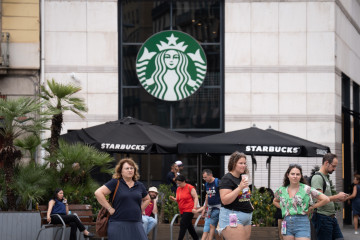 Archivo - Una cafetería de la franquicia Starbucks en Barcelona,
