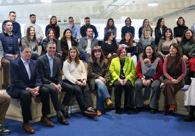 El presidente del Gobierno, Pedro Sánchez, acompañado por el ministro de Agricultura, Luis Planas, durante el acto de presentación de las medidas para facilitar el acceso a la actividad agraria, en el iHub La Vega Innova