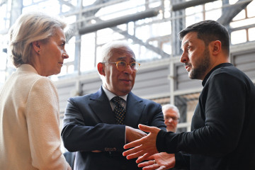 Archivo - Los presidentes del Consejo Europeo, António Costa, y de la Comisión Europea, Ursula von der Leyen, escuchan al presidente de Ucrania, Volodimir Zelenski, a su llegada a una cumbre de líd