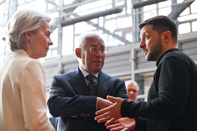 Archivo - Los presidentes del Consejo Europeo, António Costa, y de la Comisión Europea, Ursula von der Leyen, escuchan al presidente de Ucrania, Volodimir Zelenski, a su llegada a una cumbre de líderes de la UE en Bruselas el pasado mes de abril.