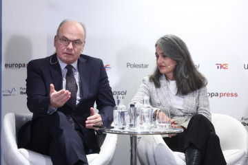 El jefe de Mobility City, Jaime Armengol, y la subdirectora de Productos Energéticos de Repsol, Estíbaliz Pombo, durante la Jornada ‘Innovación Urbana. Movilidad Sostenible y Smart Cities’.