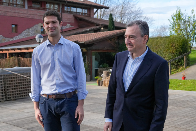 El presidente del EBB, Aitor Esteban (d), y el portavoz del grupo vasco en el Parlamento, Joseba Díez Antxustegi (i).