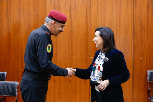 La ministra de Defensa, Margarita Robles, firmando el convenio con representantes de Irak