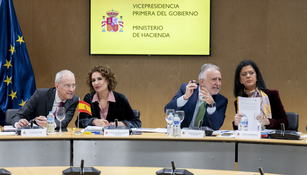 (I-D) El secretario de Estado de Hacienda, Jesús Gascón Catalán; la vicepresidenta primera y ministra de Hacienda, María Jesús Montero; el ministro de Política Territorial y Memoria Democrática