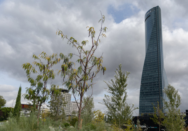 Archivo - Vista de la Torre Espacio, a 16 de octubre de 2023, en Madrid, con el logo de OHLA en lo alto
