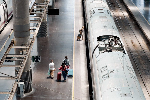 Archivo - Varias personas en uno de los andenes de la estación Puerta de Atocha-Almudena Grandes en Madrid (España).