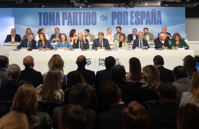 Archivo - El presidente del PP, Alberto Núñez Fiejóo, preside la reunión de la Junta Nacional del Partido Popular, a 15 de septiembre de 2025, en Madrid (España).