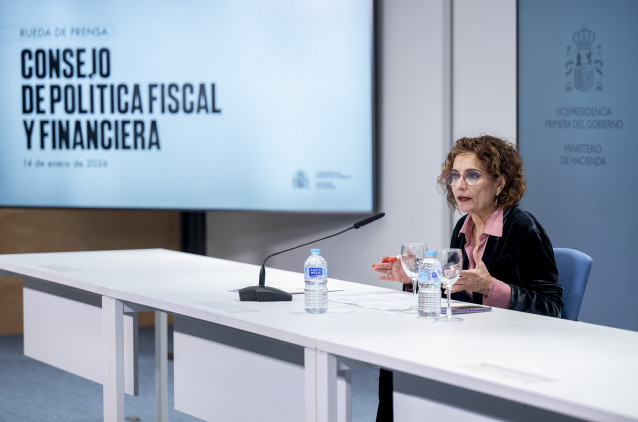 La vicepresidenta primera y ministra de Hacienda, María Jesús Montero, ofrece una rueda de prensa tras el Consejo de Política Fiscal y Financiera (CPFF), a 14 de enero de 2026, en Madrid (España). Durante la reunión del Consejo de Política Fiscal y Financ