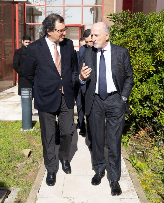 El presidente de Repsol, Antonio Brufau, ha acompañado este miércoles al ministro portugués de Economía y Cohesión Territorial, Manuel Castro Almeida, en su visita al complejo industrial de la compañía en Sines