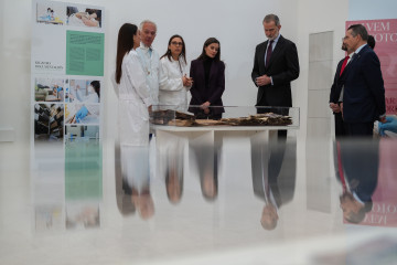 Los Reyes Felipe VI y doña Letizia visitan el proyecto 'Salvem les fotos' de la UPV.