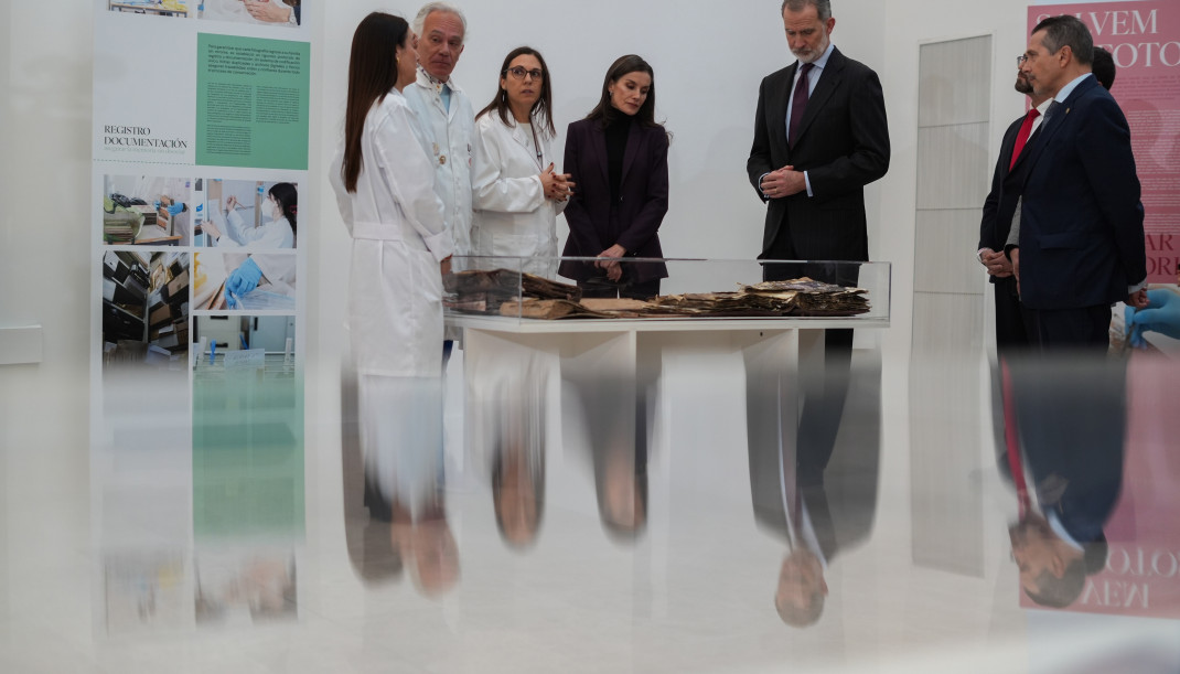 Los Reyes Felipe VI y doña Letizia visitan el proyecto 'Salvem les fotos' de la UPV.