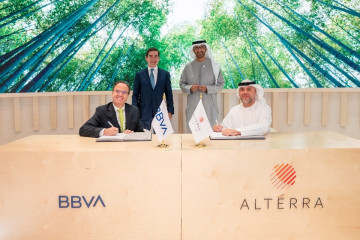 Archivo - De pie: el presidente de BBVA, Carlos Torres Vila, y el presidente de Altérra, Sultan Al Jaber. Sentados: el responsable global de Sostenibilidad y CIB de BBVA, Javier Rodríguez Soler, y e