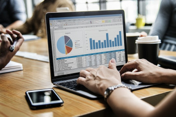 Archivo - Ordenador con estadísticas, trabajador, empleo