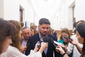 Archivo - El portavoz de ERC en el Congreso, Gabriel Rufián, ofrece declaraciones a los medios