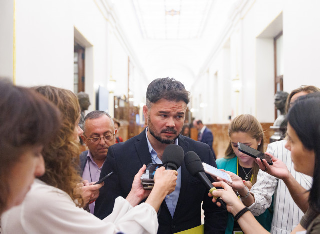 Archivo - El portavoz de ERC en el Congreso, Gabriel Rufián, ofrece declaraciones a los medios
