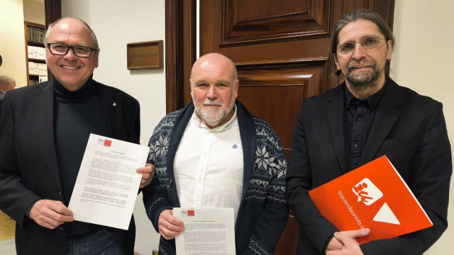 Félix Alonso, Txema Fernández y Francisco Sierra en el registro del Congreso de los Diputados.
