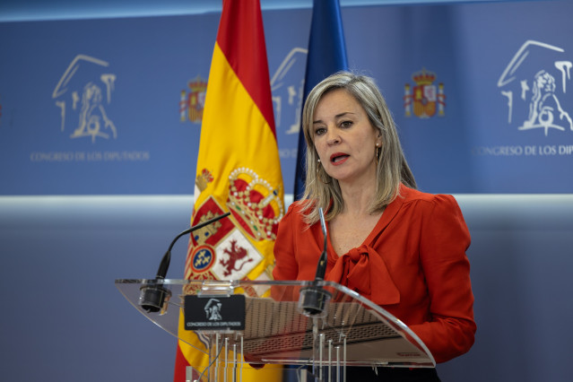 Archivo - La portavoz de Sumar en el Congreso, Verónica Martínez, durante una rueda de prensa, en el Congreso de los Diputados, a 9 de diciembre de 2025, en Madrid (España).