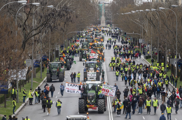 Archivo - La manifestación de agricultores y tractores en el Paseo de la Castellana,
