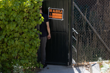Archivo - Un cartel que anuncia el alquiler de una vivienda