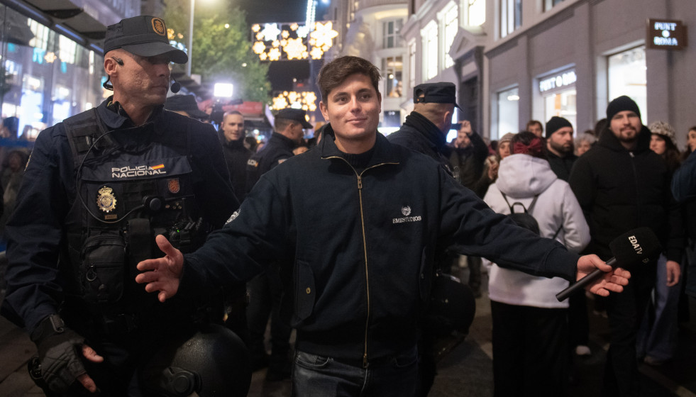 Archivo - El periodista Vito Quiles (c) durante una concentración por el día de la Eliminación de la violencia contra las Mujeres.