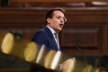 Archivo - El diputado de Sumar Jorge Pueyo interviene durante una sesión plenaria, en el Congreso de los Diputados, a 18 de noviembre de 2025, en Madrid (España).