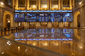 Archivo - Paneles del Ibex, en el Palacio de la Bolsa de Madrid, a 9 de enero de 2024, en Madrid (España).