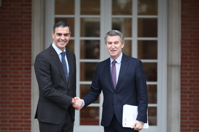 Archivo - El presidente del Gobierno, Pedro Sánchez, recibe al presidente del Partido Popular, Alberto Núñez Feijóo (d), en el Palacio de la Moncloa, a 13 de marzo de 2025, en Madrid (España).
