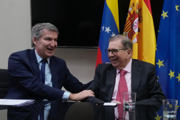 El líder del PP, Alberto Núñez Feijóo, se reúne con el presidente electo de Venezuela, Edmundo González.