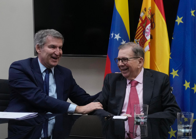 El líder del PP, Alberto Núñez Feijóo, se reúne con el presidente electo de Venezuela, Edmundo González.