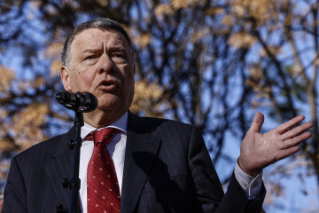 El exministro, Jordi Sevilla, durante el acto homenaje con motivo del XXXIV aniversario del asesinato del profesor Manuel Broseta, en el Monolito en el Parterre del profesor Manuel Broseta, a 15 de en